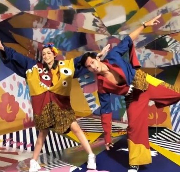 Richard Kyle mengenakan baju dengan motif dan warna yang senada dengan Jessica.