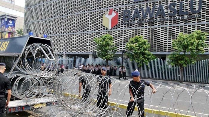 Sejumlah polisi berjaga setelah penetapan hasil rekapitulasi Pemilu 2019 di depan kantor Bawaslu, Jakarta, Selasa (21/5/2019).