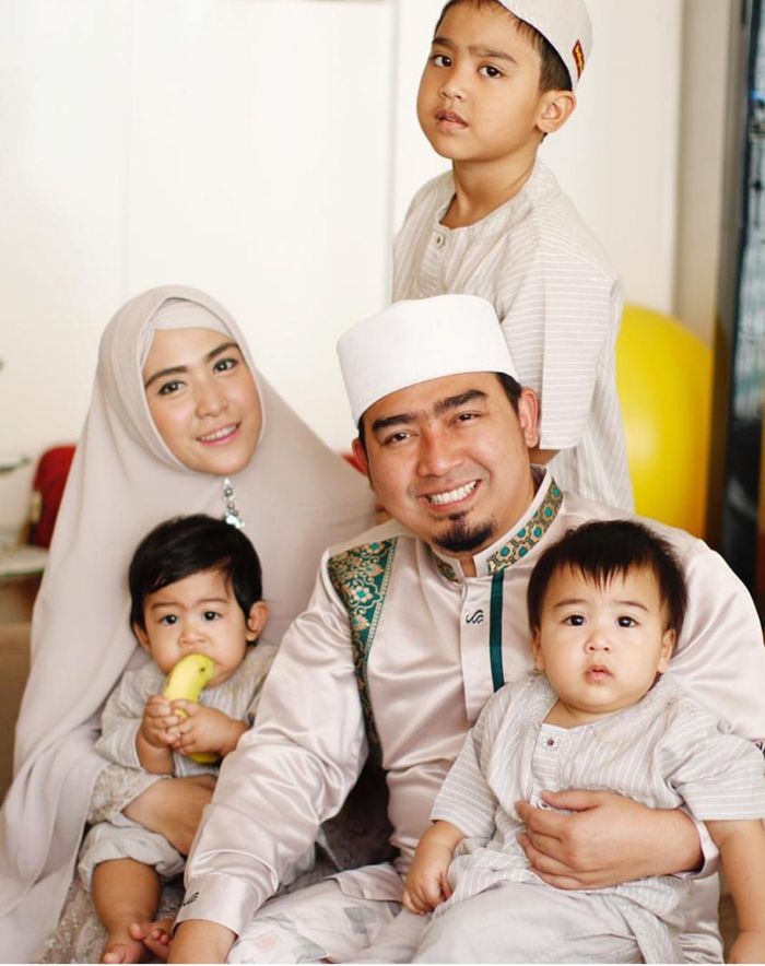 Kekompakan keluarga Ustaz Solmed dan April Jasmine