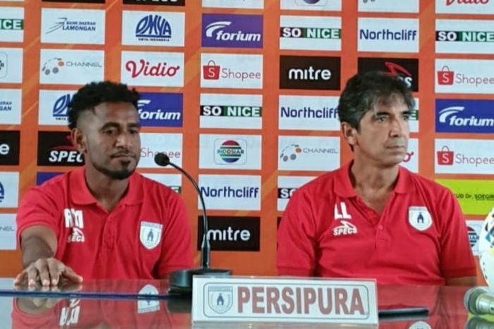 Pelatih Persipura Jayapura, Luciano Leandro (kanan), dan pemainnya, Ronaldo Mesido, memberikan komentar saat sesi konferensi pers sebelum pertandingan melawan Persela Lamongan pada pekan kedua Liga 1 2019.