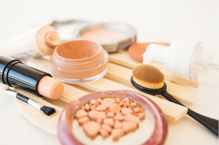 Trik Agar Makeup Awet Tahan Lama untuk Kamu yang Punya Kulit Wajah yang Berminyak - Makeup Mineral