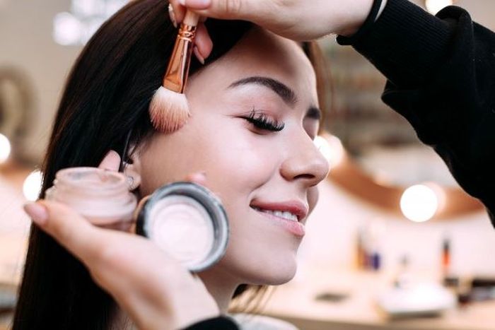 Trik Agar Makeup Awet Tahan Lama untuk Kamu yang Punya Kulit Wajah yang Berminyak - Face Powder