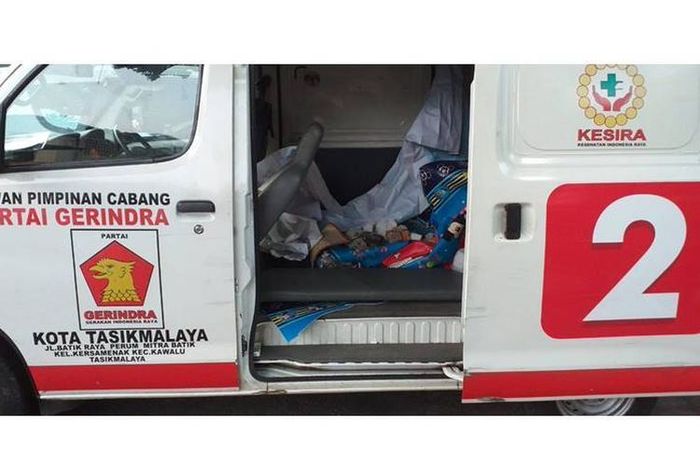 Ambulans berisi batu.