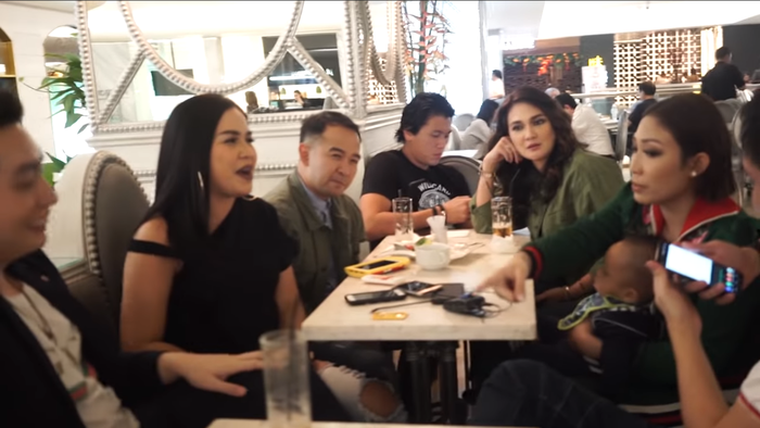 Reino terlihat sibuk dengan ponselnya saat makan bareng Luna dan teman-temannya