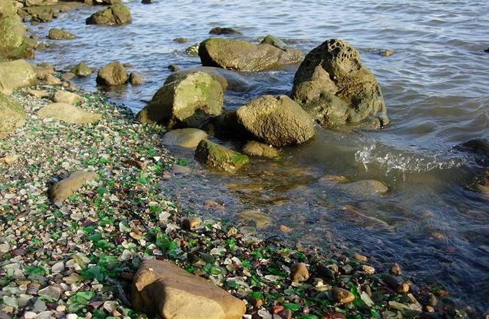 Ada yang Berpasir Cangkang Kerang, Inilah 9 Pantai Unik di Dunia! Bobo