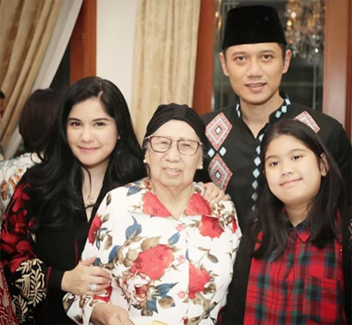 Keluarga AHY bersama sang nenek tercinta