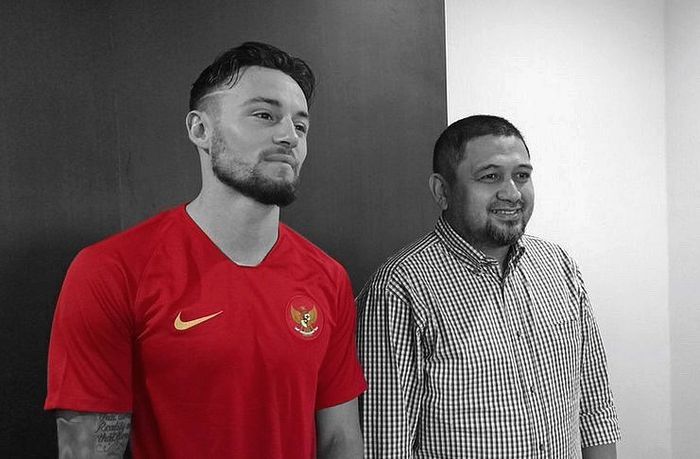 Gelandang PSM Makassar, Marc Klok, mengenakan jersey timnas Indonesia bersama bos PSM Makassar, Munafri Arifuddin.