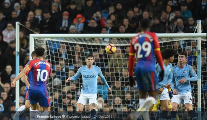 Pemain Crystal Palace, Andros Towndsend, menjebol gawang Manchester City pada pekan ke-18 Liga Inggris musim 2018-2019, 22 Desember 2018 di Stadion Etihad.