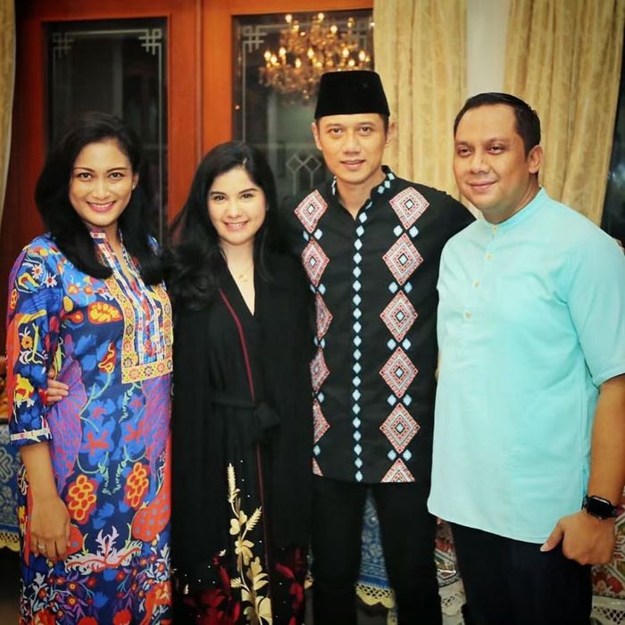 Annisa Pohan terlihat anggun mengenakan busana dress bernuansa warna hitam dengan motif berwarna merah dan emas