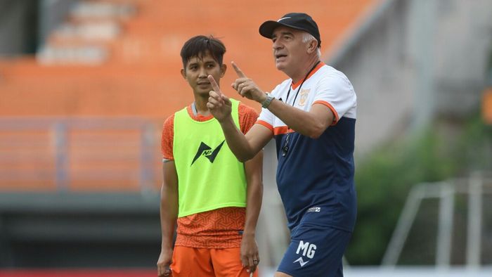 Pelatih Borneo FC, Roberto Carlos Mario Gomez, saat memimpin tim latihan jelang laga kontra Arema FC pada pekan kedua Liga 1 2019.