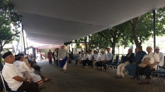 Para pelayat mulai berdatangan ke Masjid Az Zikra, Sentul, Babakan Madang, Kabupaten Bogor, Jawa Barat, Kamis (23/5/2019), sambil menantikan kedatangan jenazah Ustaz Arifin Ilham dari Penang, Malaysia.