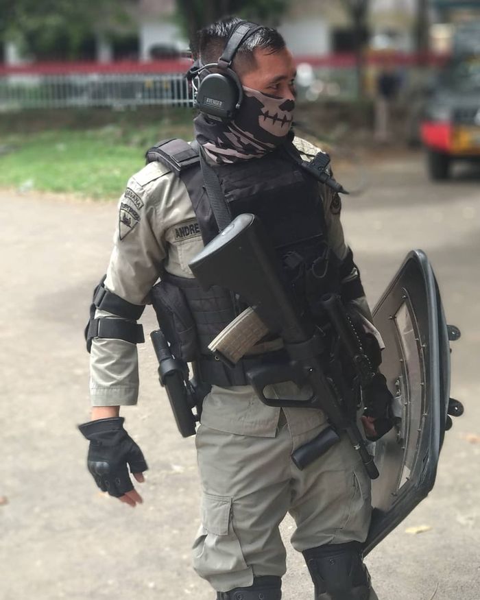Andre K. Iroth memakai seragam kebesaran