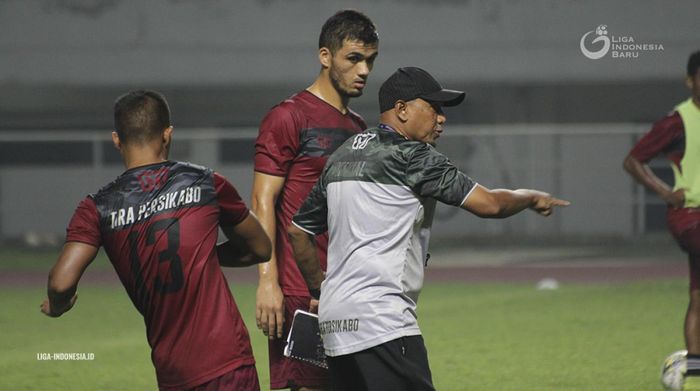 Aksi Rahmad Darmawan ketika memberikan instruksi kepada pemain PS Tira Persikabo saat latihan dalam masa kompetisi Liga 1 2019.