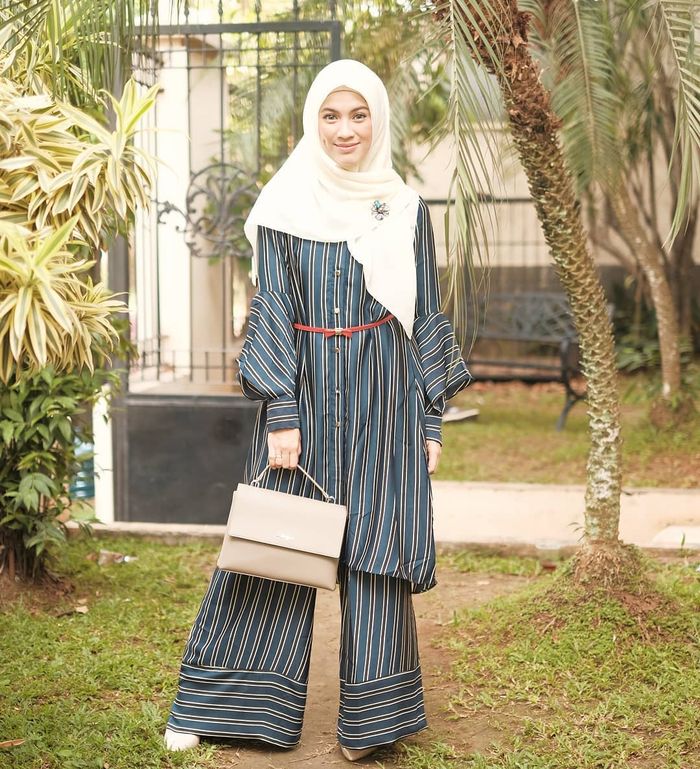 Gaya modis Alyssa Soebandono dengan tunik hijab
