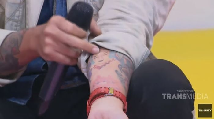 Mantan kekasih Nikita Mirzani menujukkan tato wajah Niki di lengannya