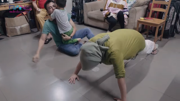 Ketika <a href='https://style.tribunnews.com/tag/mama-rieta' title='Mama Rieta'>Mama Rieta</a> push up karena kalah tanding ping-pong dari Raffi