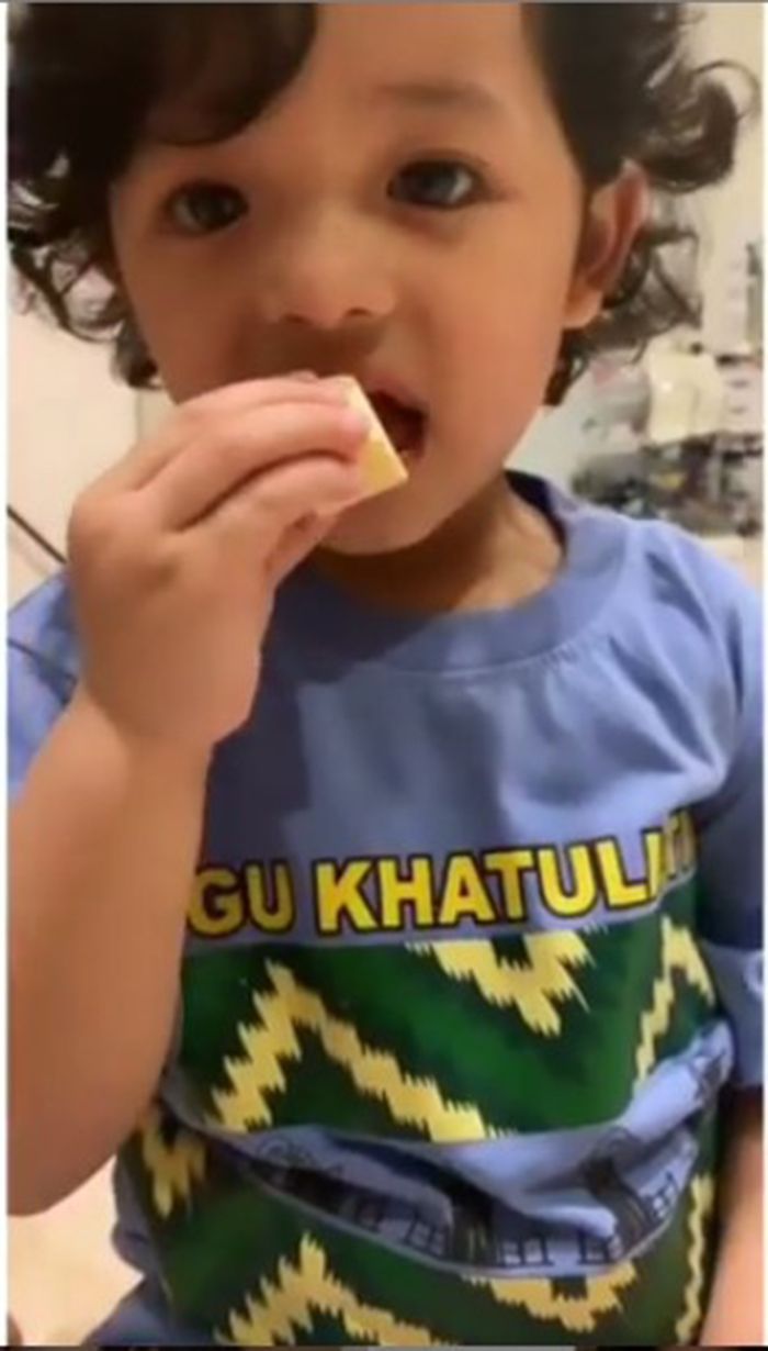 Terlihat Arsya asyik memakan cokelat