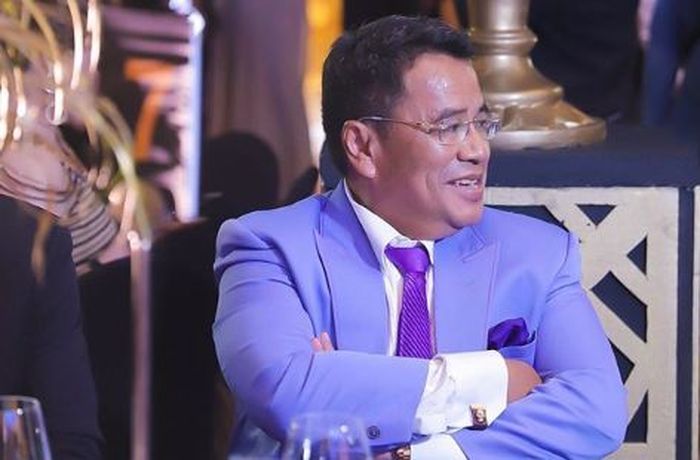 Hotman Paris dikenal sering mengenakan  barang-barang mewah, seperti cincin