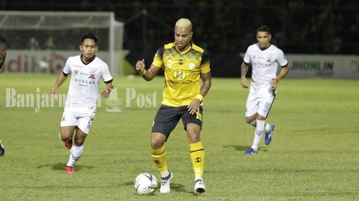 Pemain Madura United Andik Vermansyah saat mengejar bola yang digiring Pemain Barito Putera Rafael Silva di Stadion 17 Mei Banjarmasin, Jumat (24/5/2019).