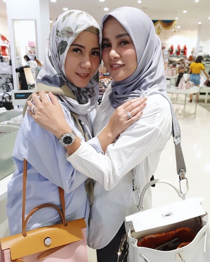 Lihat Gaya Olla Ramlan Dan Cynthia Ramlan Yang Kompak Berhijab Sama Sama Bawa Tas Mewah Dari Hermes Semua Halaman Stylo Lihat Gaya Olla Ramlan Dan Cynthia Ramlan Yang Kompak Berhijab Sama Sama Bawa Tas Mewah Dari Hermes Semua Halaman Stylo