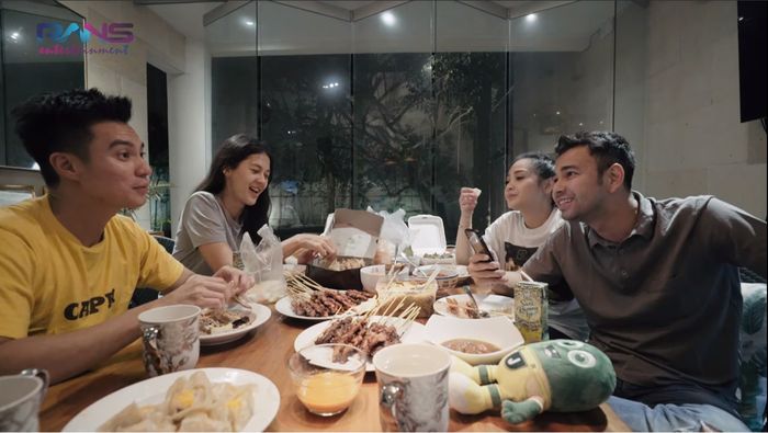 Paula, Baim, Raffi, dan Nagita sahur dengan menggunakan sate
