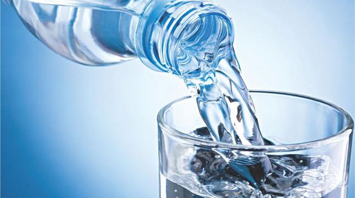 Tak perlu takut kebelet, minum air mineral saat mudik punya banyak manfaat