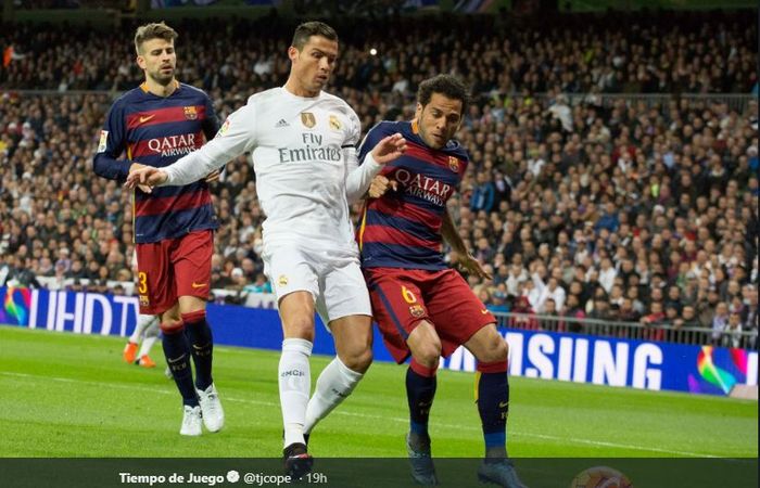 Bek PSG, Dani Alves, saat masih membela Barcelona, berduel dengan megabintang Juventus, Cristiano Ronaldo, kala berseragam Real Madrid.