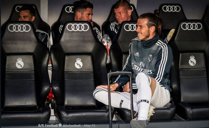 Winger Real Madrid, Gareth Bale, duduk sendirian di bangku cadangan El Real, dalam pekan pamungkas Liga Spanyol 2018-209 versus Real Betis.