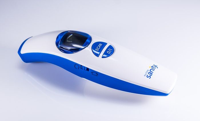 Termometer digital laser ini paling praktis untuk digunakan.