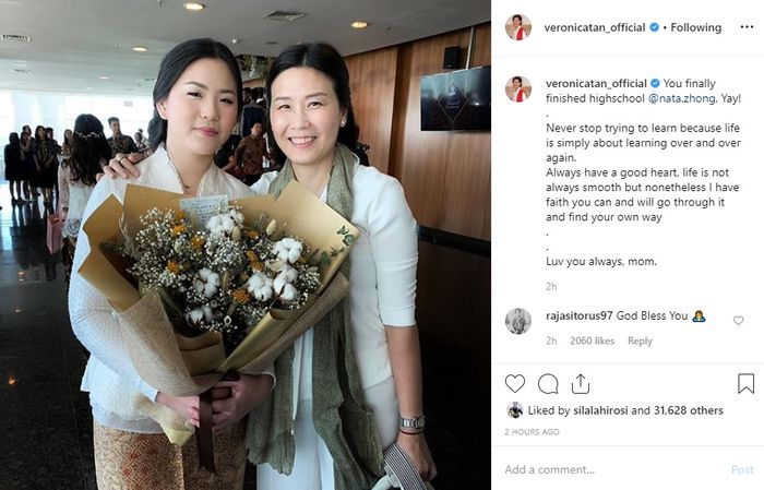 Veronica Tan datang ke acara Wisuda SMA putrinya, Nathania Purnama