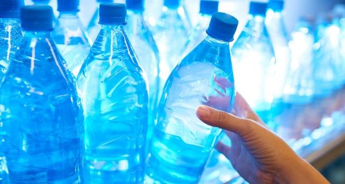 Tak perlu takut kebelet, minum air mineral saat mudik punya banyak manfaat