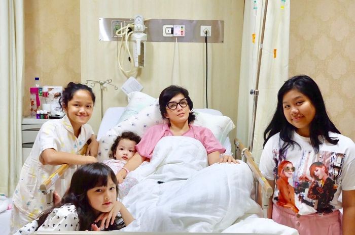 Ussy Sulistiawati ditemani anak-anaknya saat di rumah sakit