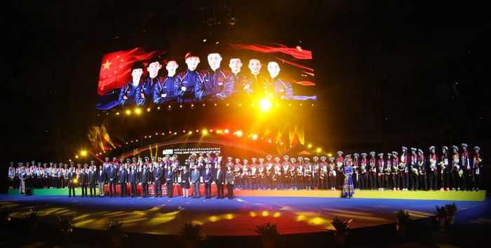 Pemenang, runner-up, dan semifinalis Piala Sudirman 2019 berpose di podium Guangxi Sports Center, Nanning, China, Minggu (26/5/2019).