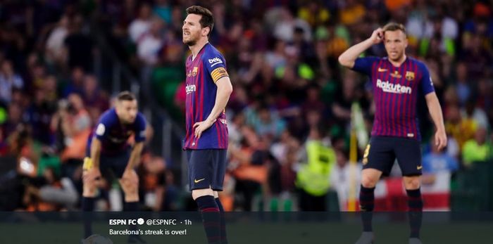 Lionel Messi dan pemain Barcelona lesu setelah dikalahkan Valencia pada pertandingan final Copa del Rey 2018-2019 di Stadion Benito Villamarin, 25 Mei 2019.
