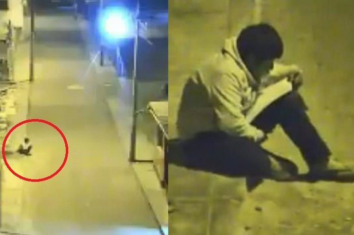 Viral, seorang anak belajar di bawah lampu jalanan