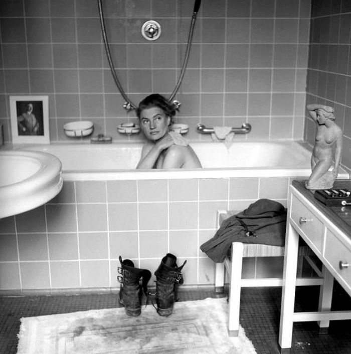 Eliza ketika mandi di bak mandi Hitler.