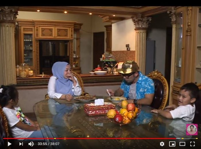 Tangkap Layar: Ruang makan bersebelahan dengan dapur
