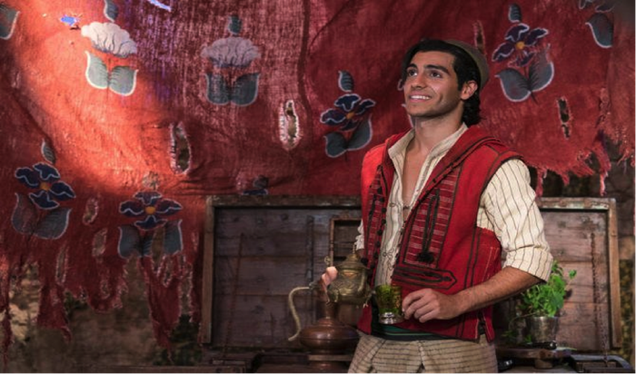 Mena Massoud sebagai Aladdin