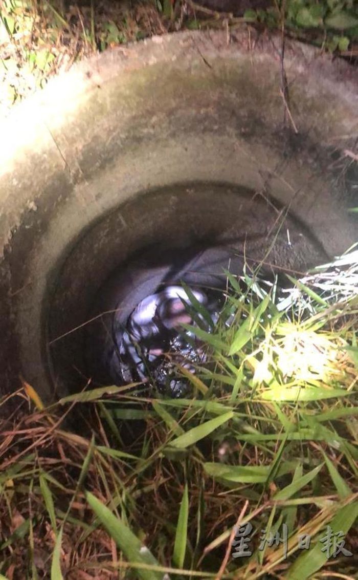 Seorang kakek terperangkap dalam sumur