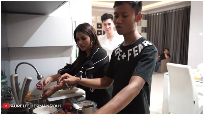 Asisten pribadi Verrell Bramasta ungkap tabiat asli sang majikan saat di rumah.