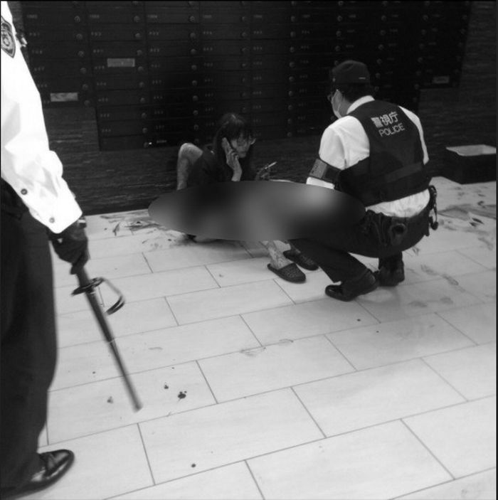 Yuka Takaoka (21) duduk santai sembari bermain hp dengan kondisi bersimbah darah usai menusuk teman prianya sendiri