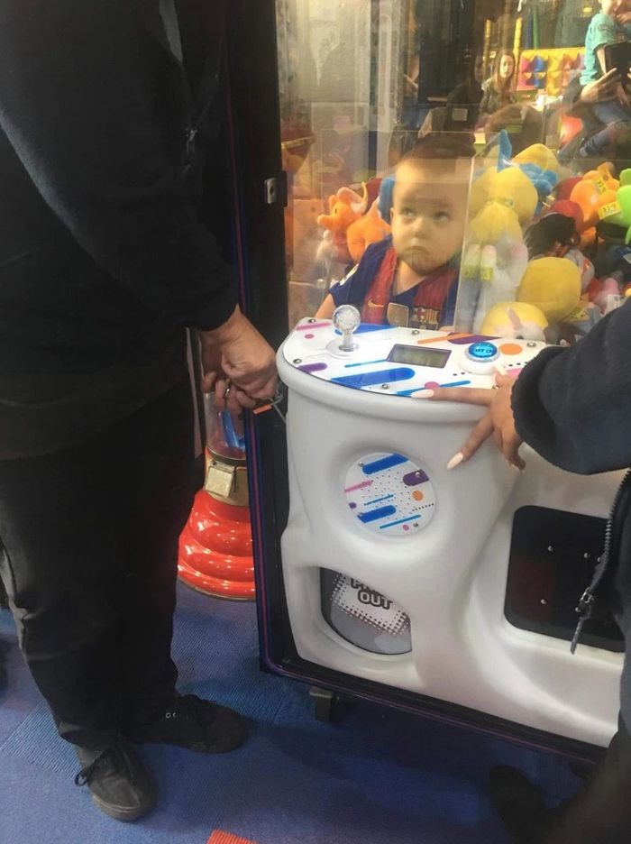 Bocah 3 tahun yang terjebak dalam mesin capit boneka