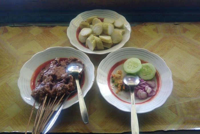 Sate ayam kampung mbah Noto Taman di Taman Parkir Kota Wonosari, Gunungkidul, DI Yogyakarta, Jumat (6/4/2018)