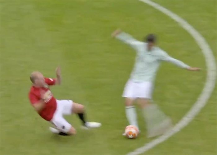 Paul Scholes melakukan tekel keras ke Martin Demichelis.