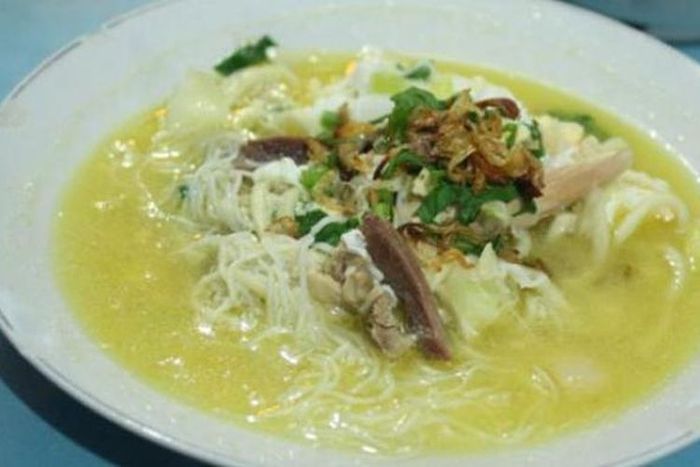 Bakmi Jawa Pak Pele berada di pojok timur bagian selatan Alun-alun Utara Yogyakarta, atau tepatnya di depan SD Keputran. Warung Bakmi Pele ini mulai buka dari pukul 17.30 sampai malam hari.