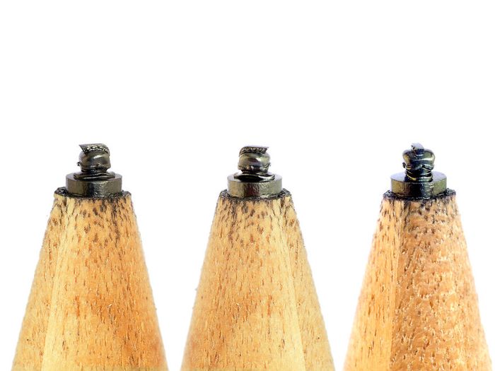 Bukan Kayu atau Batu, Seniman Ini Memahat Karyanya di Grafit Pensil Bobo