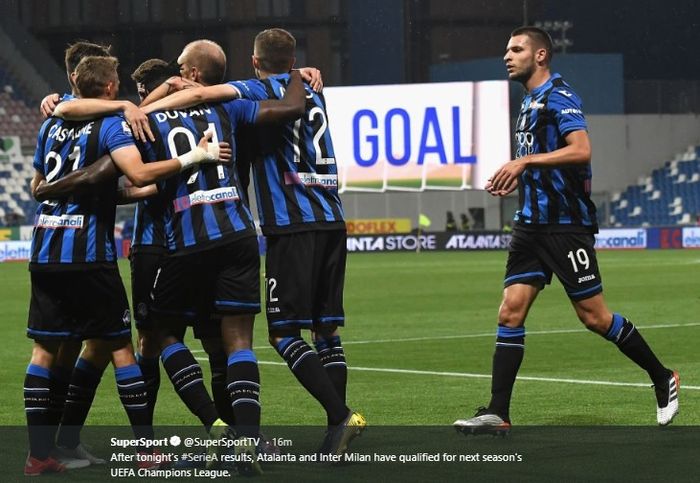 Para pemain Atalanta merayakan gol yang dicetak Duvan Zapata ke gawang Sassuolo di Stadion Mapei, Minggu (26/5/2019)