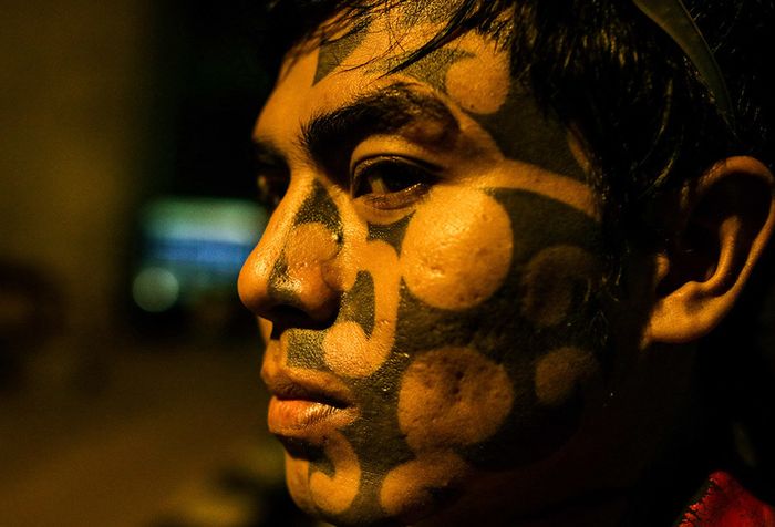 Foto dirilis Selasa (21/5/2019), menunjukkan Bima memperlihatkan tato pada mukanya di kolong jembatan layang Tebet, Jakarta. Sebuah komunitas bernama Tasawuf Underground didirikan untuk merangkul dan mengenalkan kembali agama pada anak jalanan dan anak punk, serta membantu mengubah stigma masyarakat