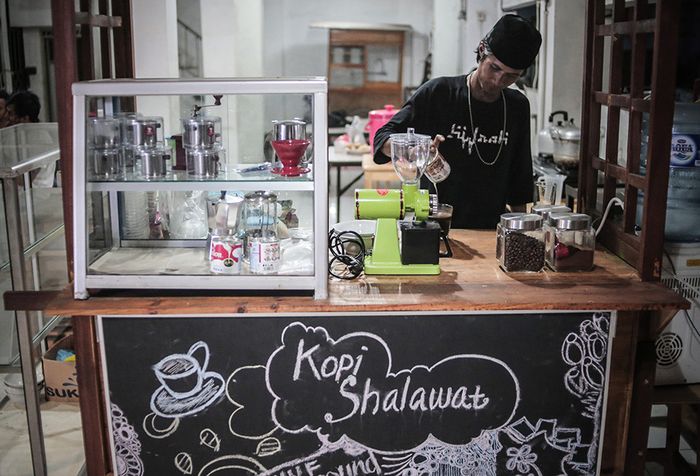 Foto dirilis Selasa (21/5/2019), menunjukkan seorang anak punk membuat kopi di Kedai 'Kopi Shalawat' di Ciputat, Tangerang Selatan. Sebuah komunitas bernama Tasawuf Underground didirikan untuk merangkul dan mengenalkan kembali agama pada anak jalanan dan anak punk, serta membantu mengubah stigma mas