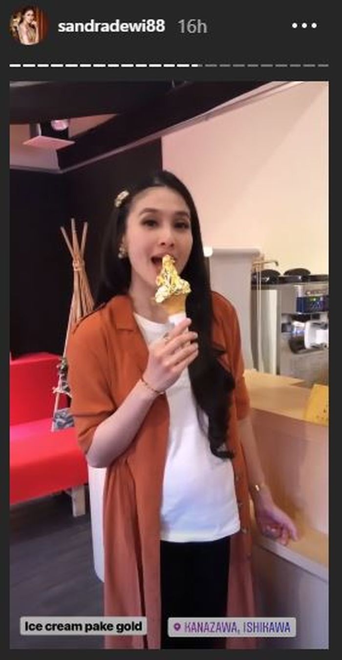 Sandra Dewi cicipi es krim emas.